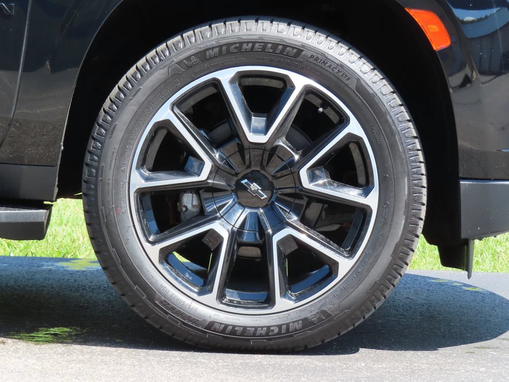 Certified 2024 Chevrolet Suburban RST w/ Luxury Package AWD/4WD image 14