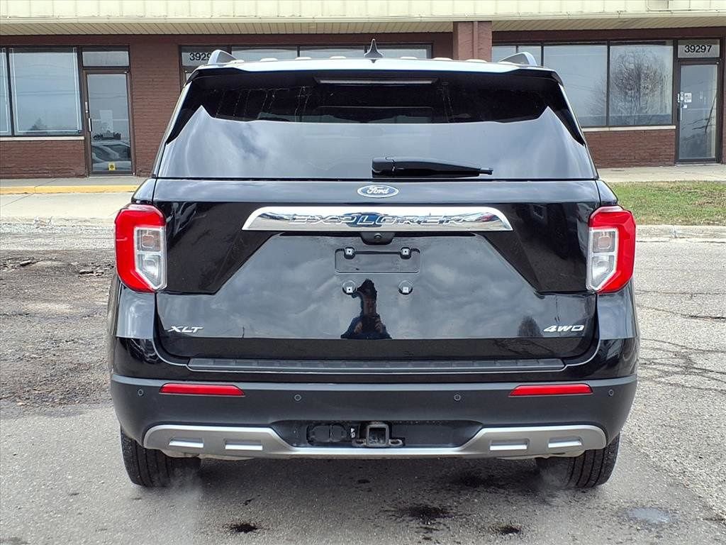 Used 2023 Ford Explorer XLT w/ Equipment Group 202A image 4