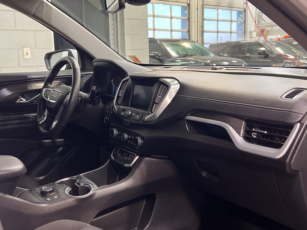 Used 2024 GMC Terrain SLE w/ Driver Convenience Package image 25