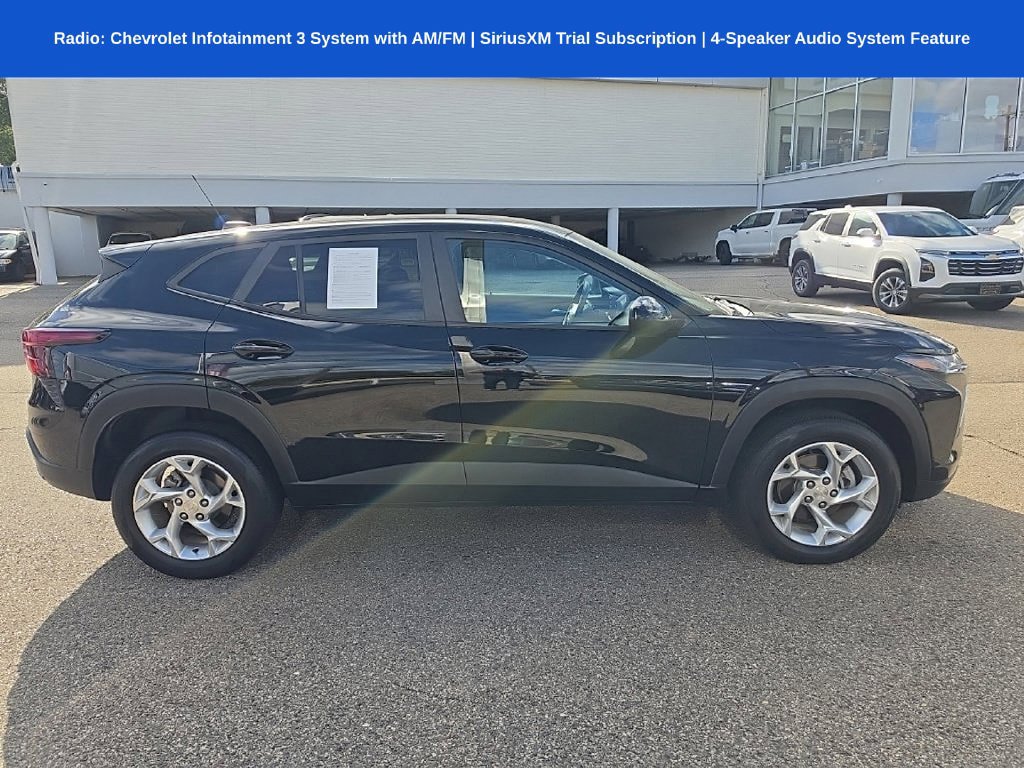Used 2025 Chevrolet Trax LS w/ LS Convenience Package FWD image 2
