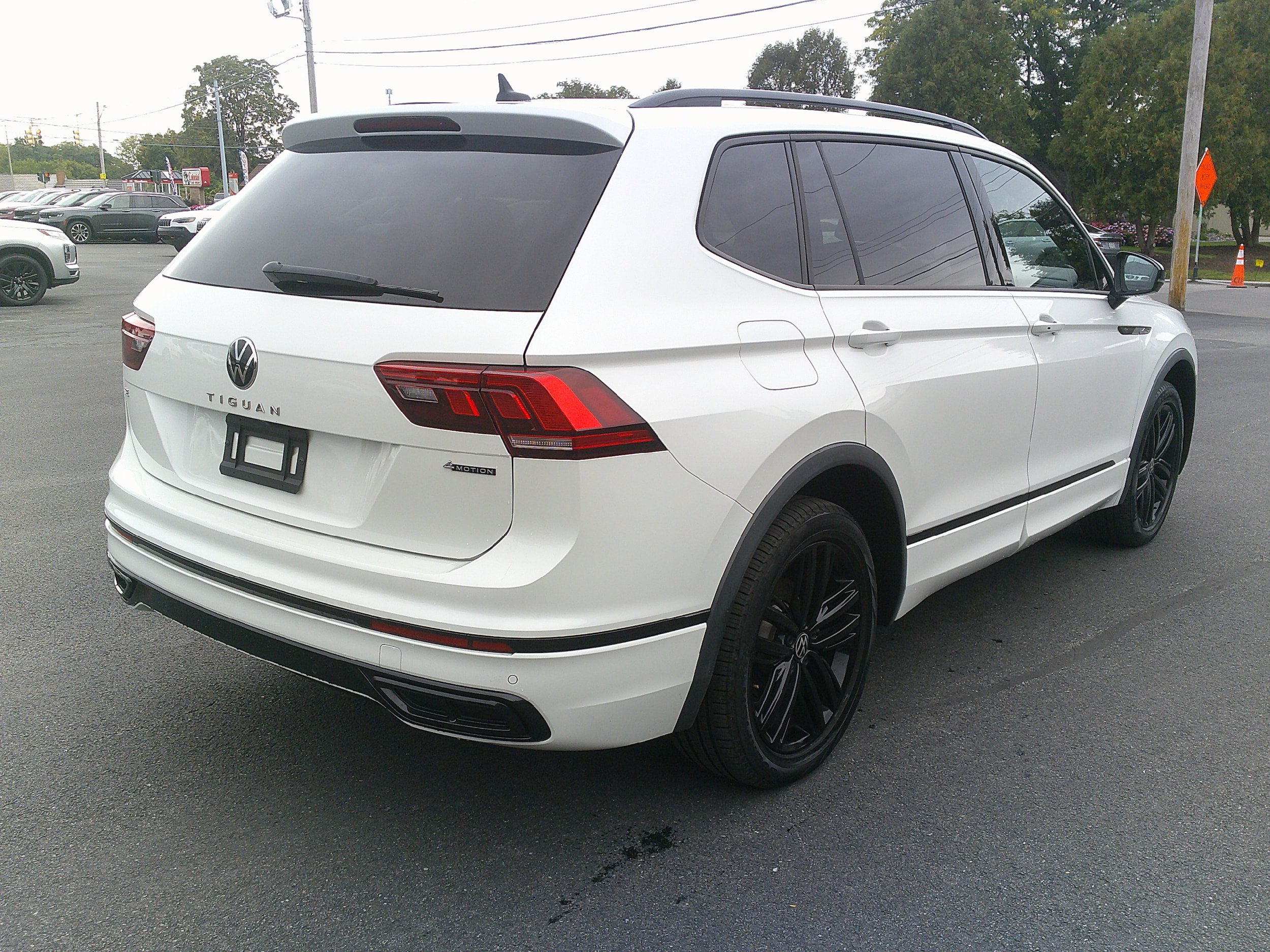 Used 2022 Volkswagen Tiguan SE R-Line AWD/4WD image 8