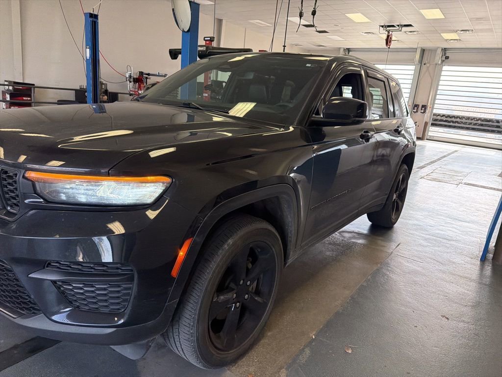 Used 2023 Jeep Grand Cherokee Altitude image 3