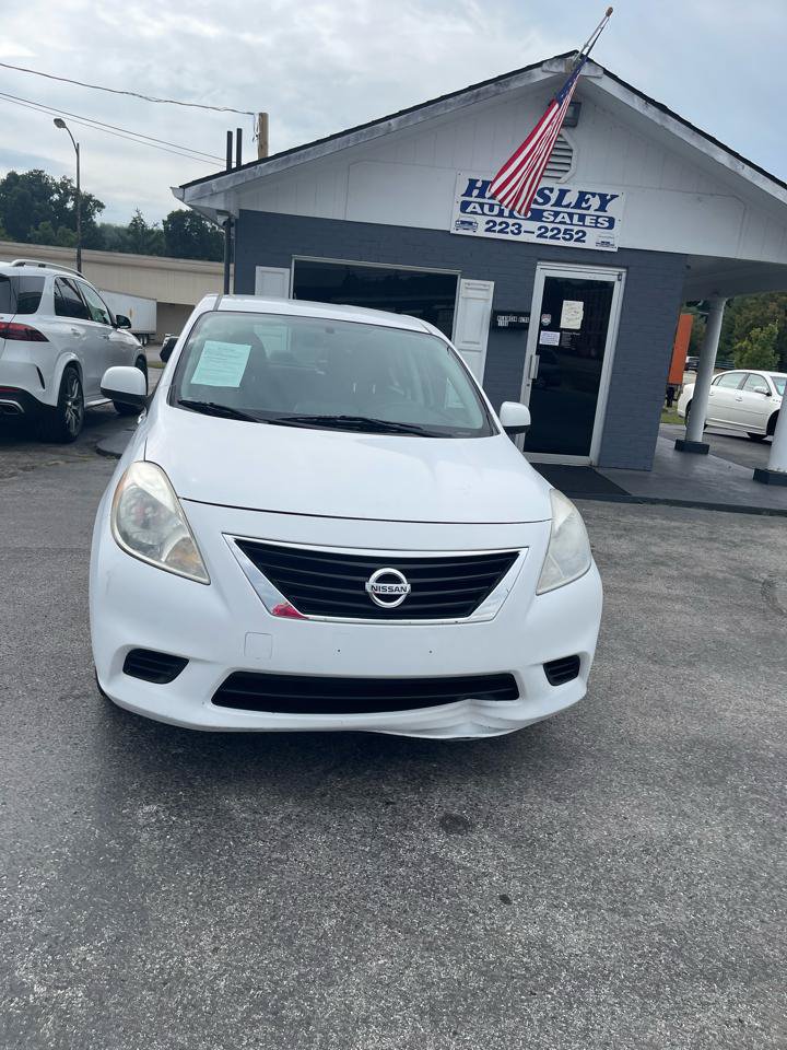 Used 2012 Nissan Versa SV FWD image 2
