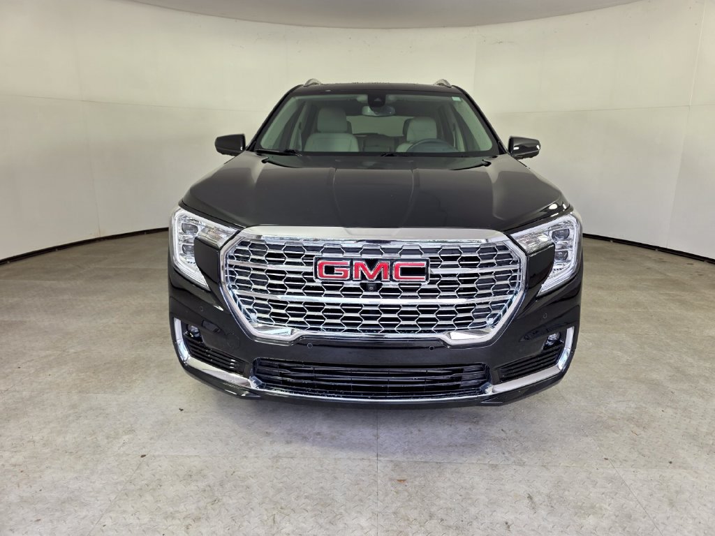 Used 2024 GMC Terrain Denali w/ Denali Premium Package AWD/4WD image 2