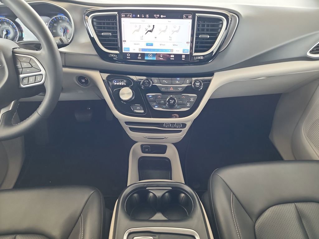 Used 2024 Chrysler Pacifica Touring-L FWD image 26