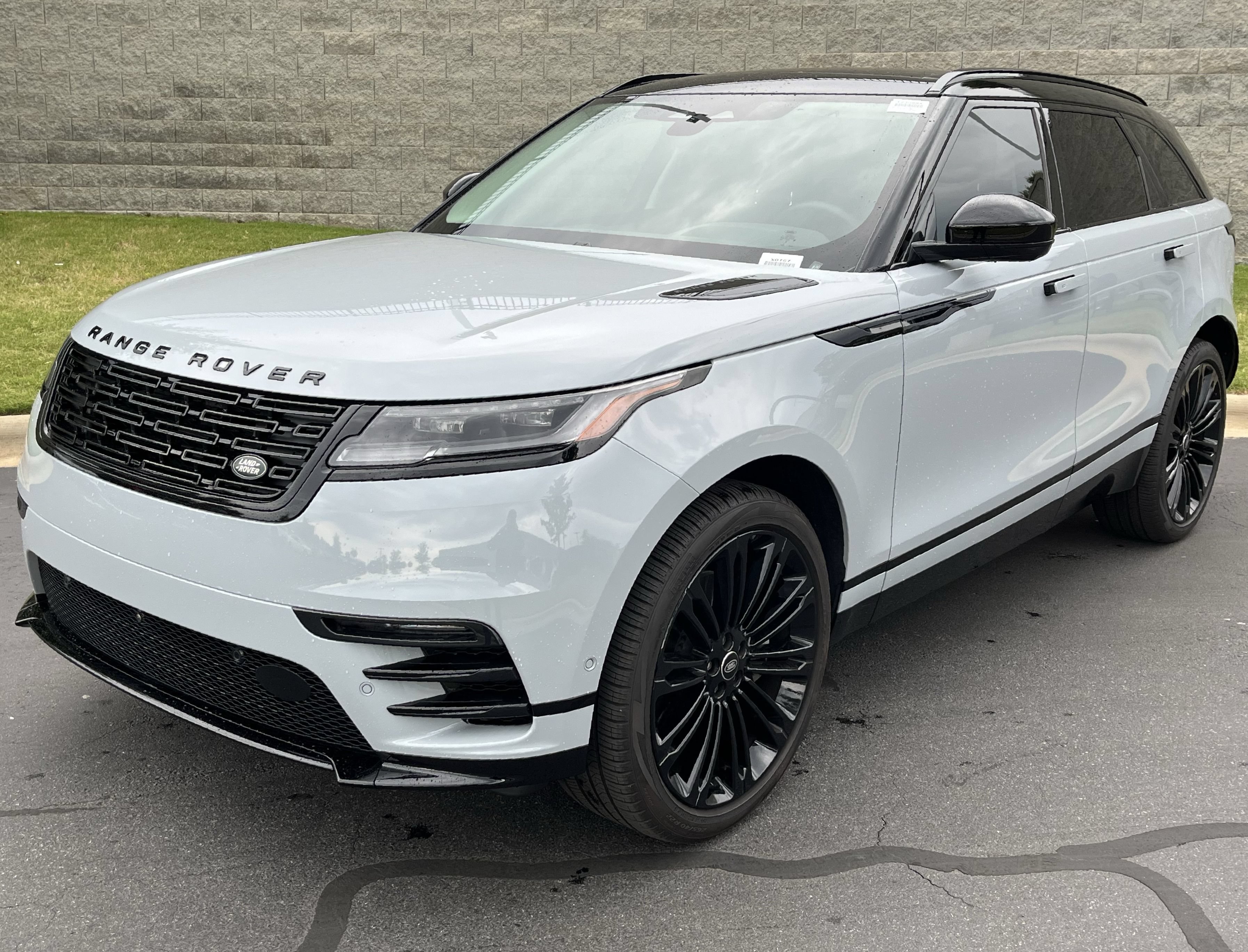 Used 2025 Land Rover Range Rover Velar Dynamic SE AWD/4WD image 1