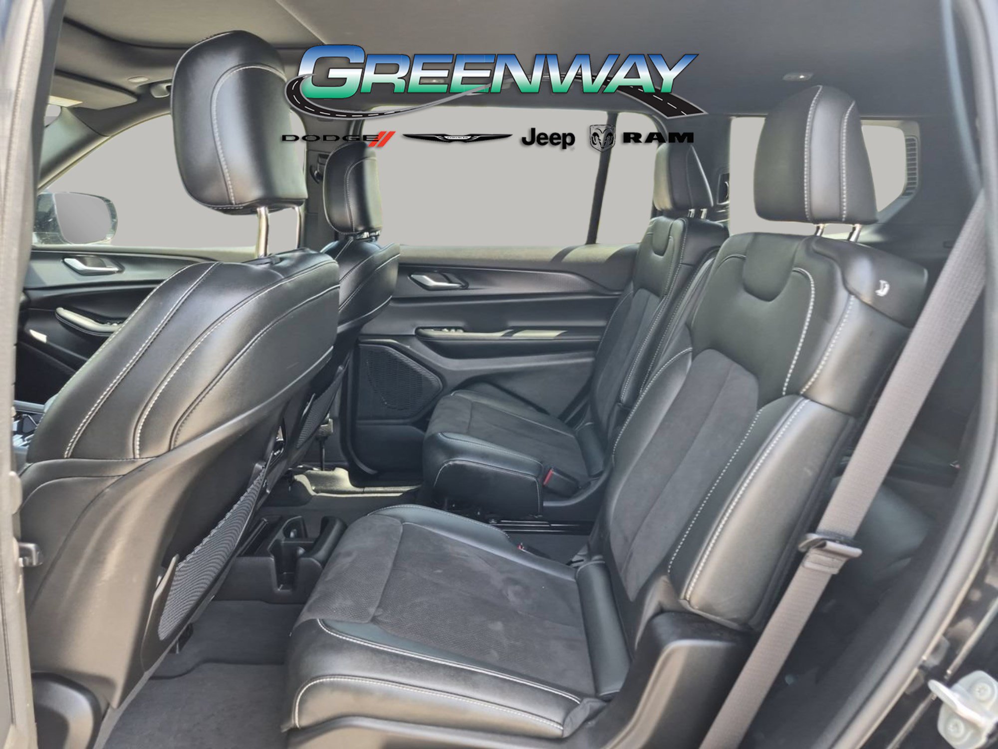 Used 2023 Jeep Grand Cherokee L Altitude AWD/4WD image 12
