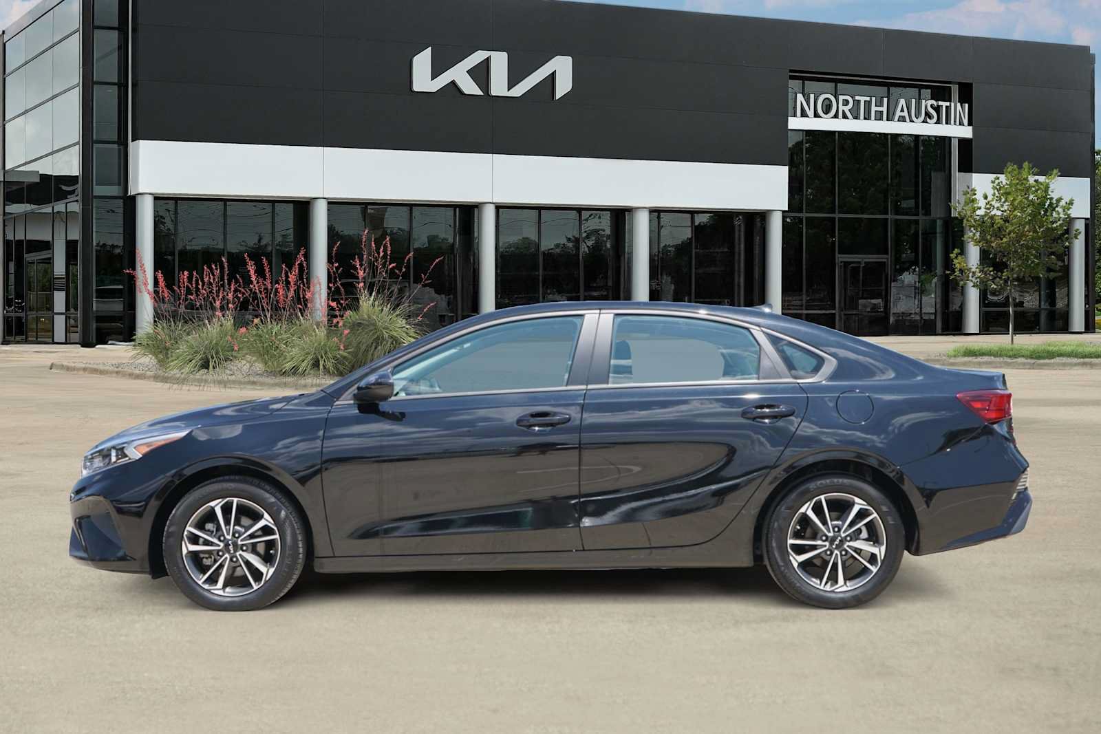 Certified 2024 Kia Forte LXS FWD image 3