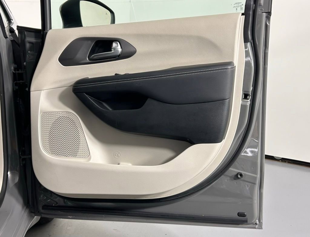 Used 2023 Chrysler Pacifica Touring-L image 9