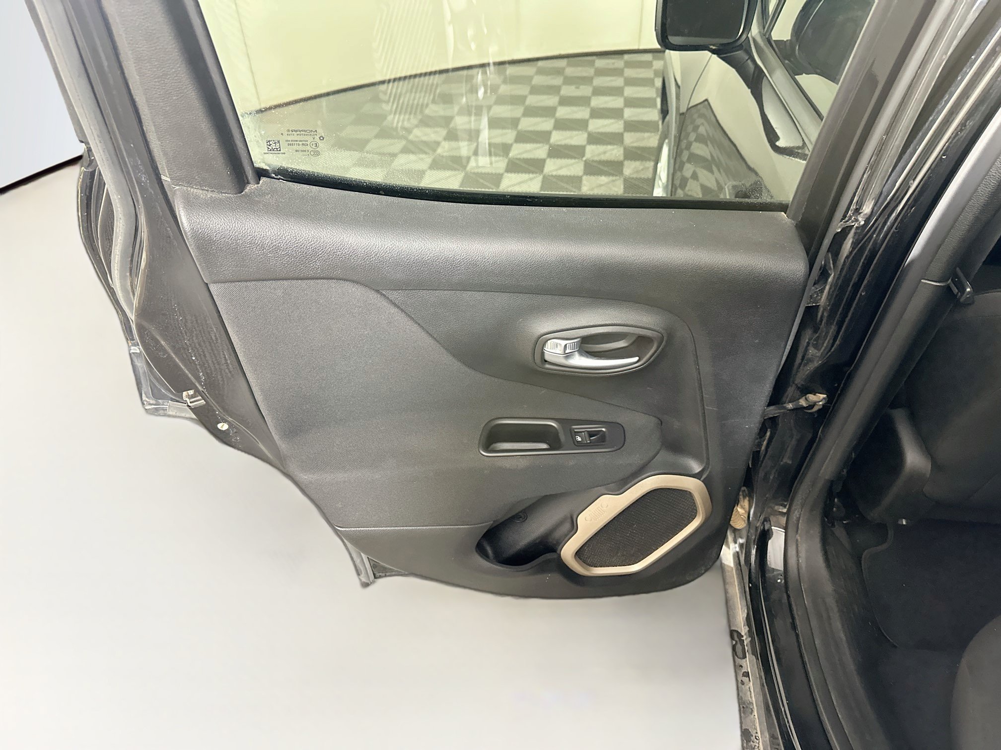 Used 2017 Jeep Renegade Latitude w/ Popular Equipment Group FWD image 24