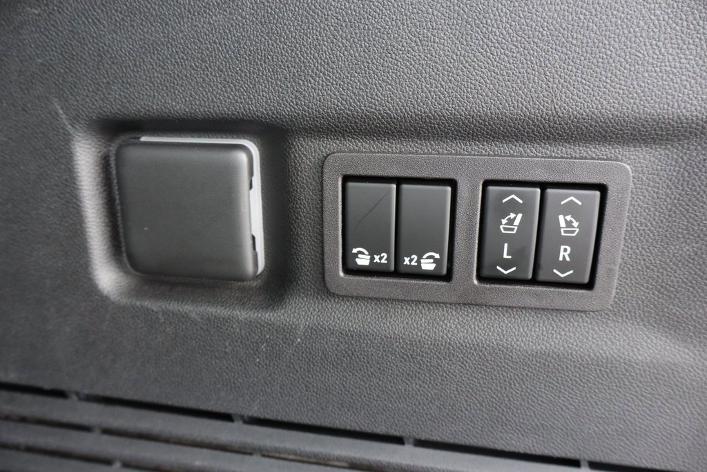 Used 2024 Chevrolet Suburban RST w/ Luxury Package image 25