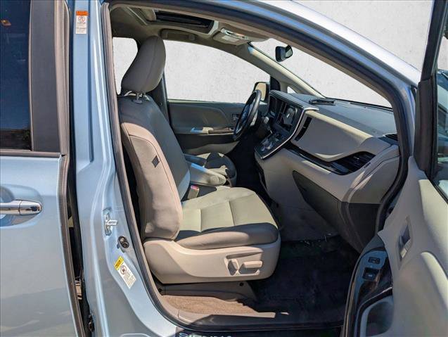 Used 2017 Toyota Sienna XLE w/ XLE Navigation Package image 18