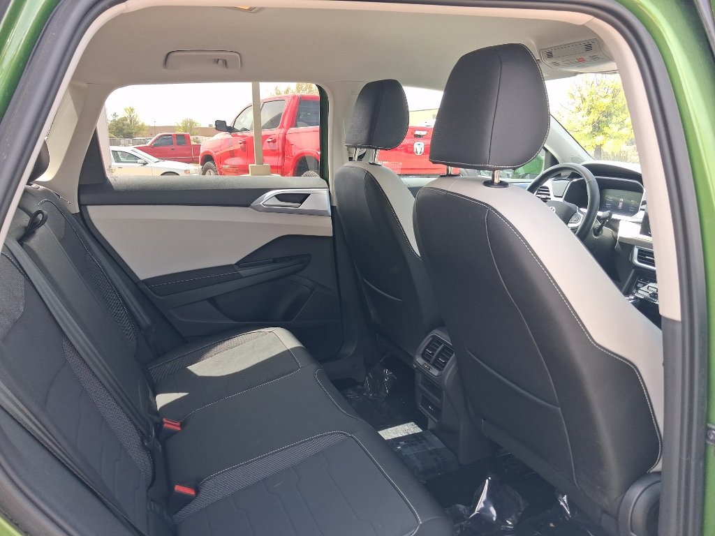 Used 2025 Volkswagen Taos SE AWD/4WD image 9