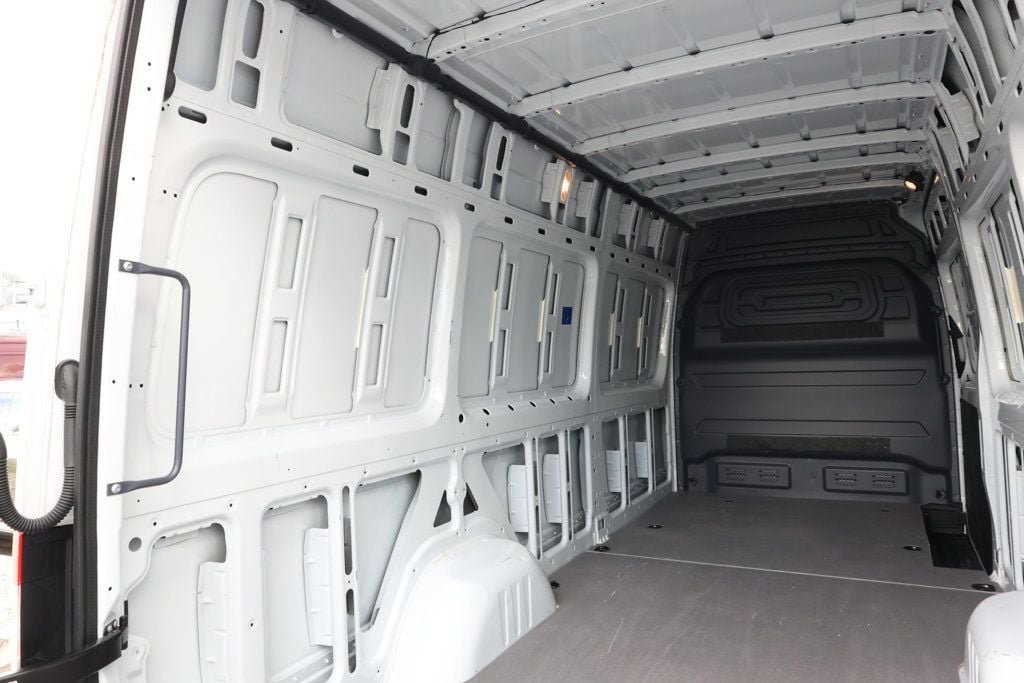Used 2025 Mercedes-Benz Sprinter 2500 image 21