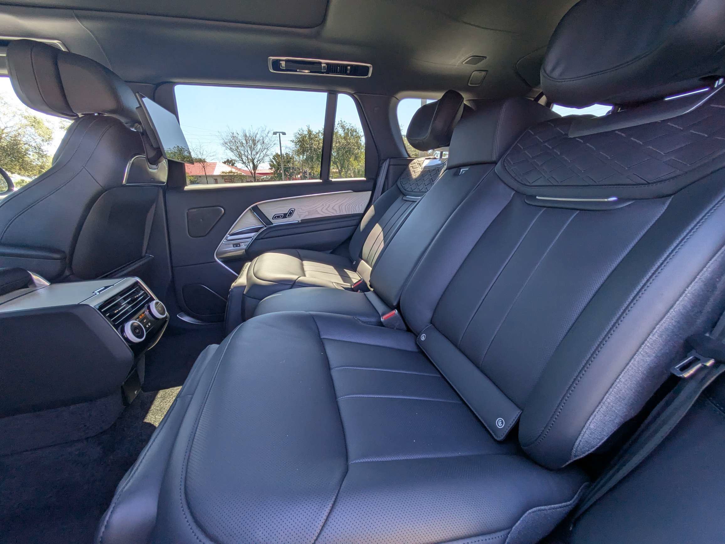 Used 2025 Land Rover Range Rover SV AWD/4WD image 13