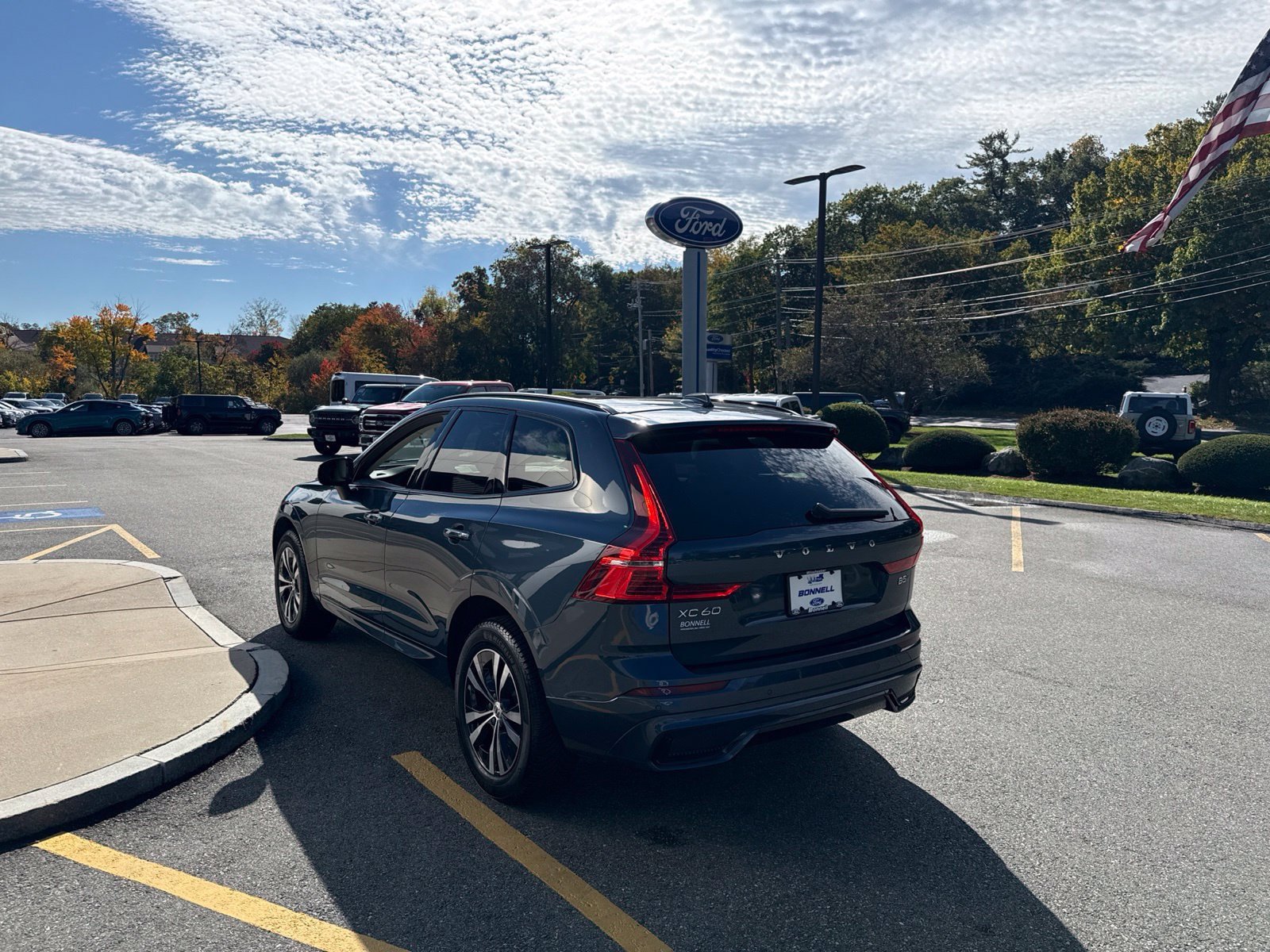Used 2024 Volvo XC60 B5 Core w/ Climate Package AWD/4WD image 3