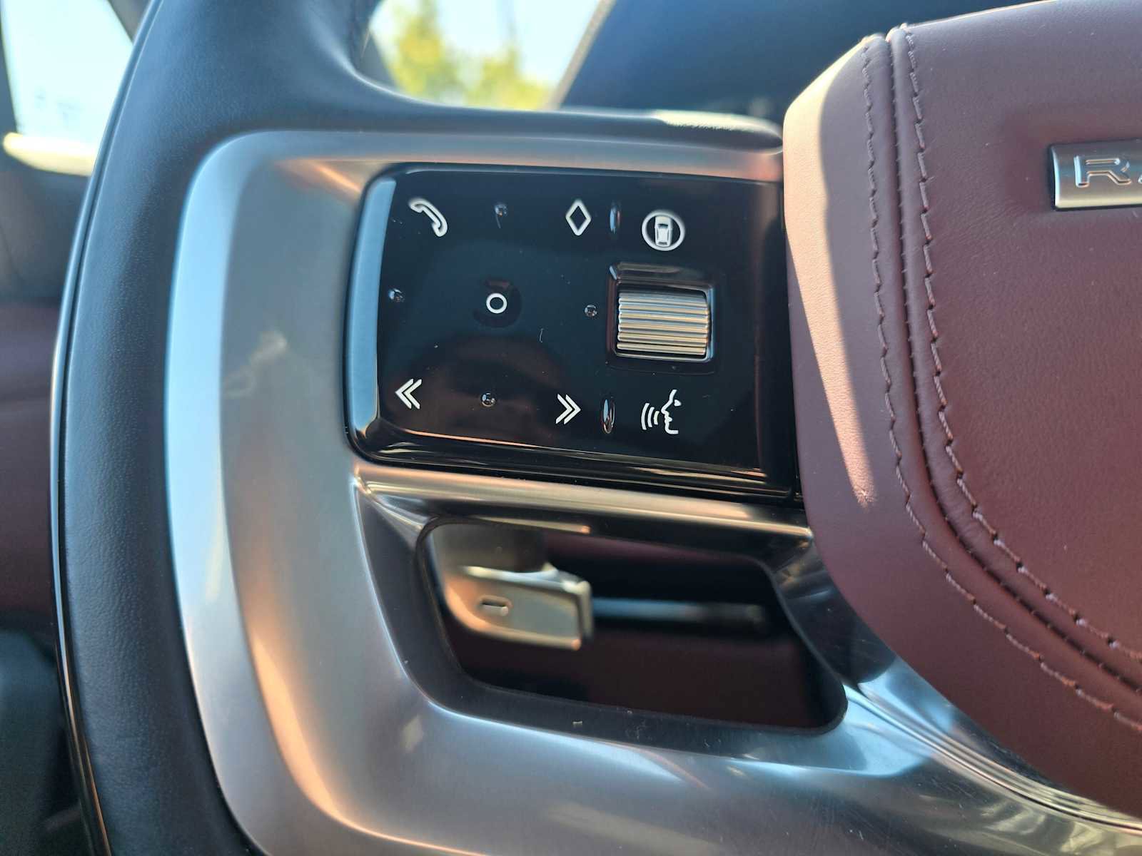 Used 2025 Land Rover Range Rover SE image 32