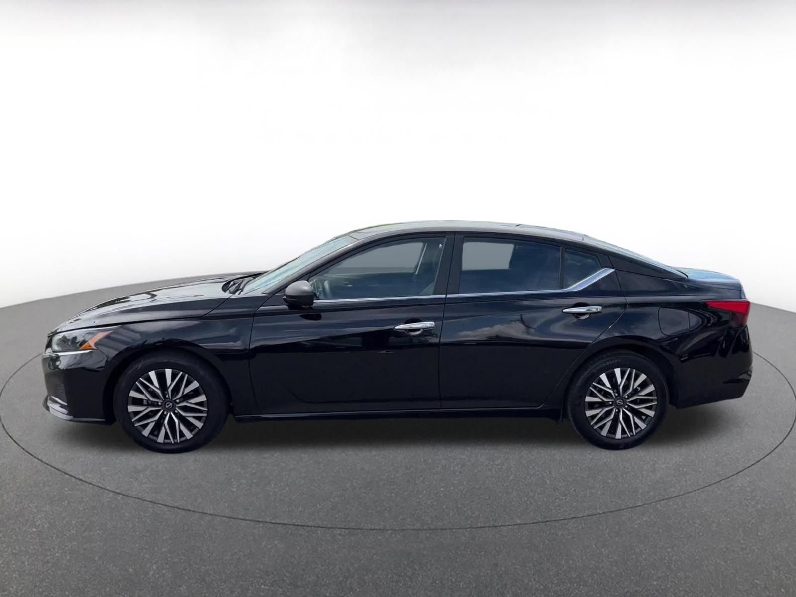 Used 2025 Nissan Altima 2.5 SV FWD image 9