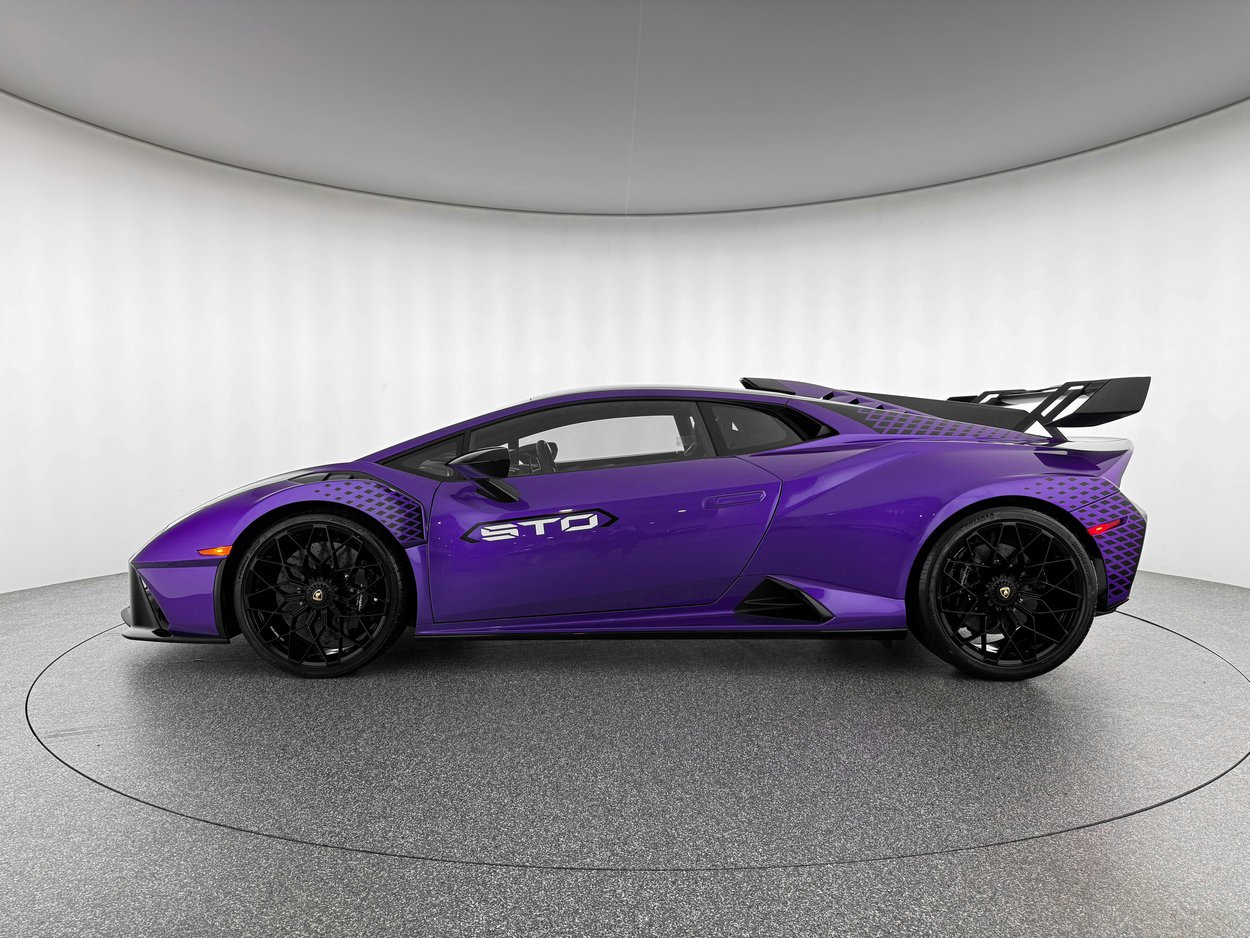 Used 2023 Lamborghini Huracan STO image 2