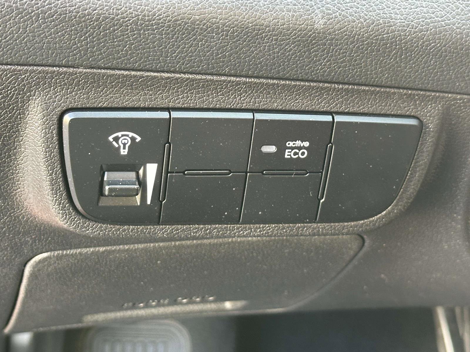 Used 2016 Hyundai Veloster image 9