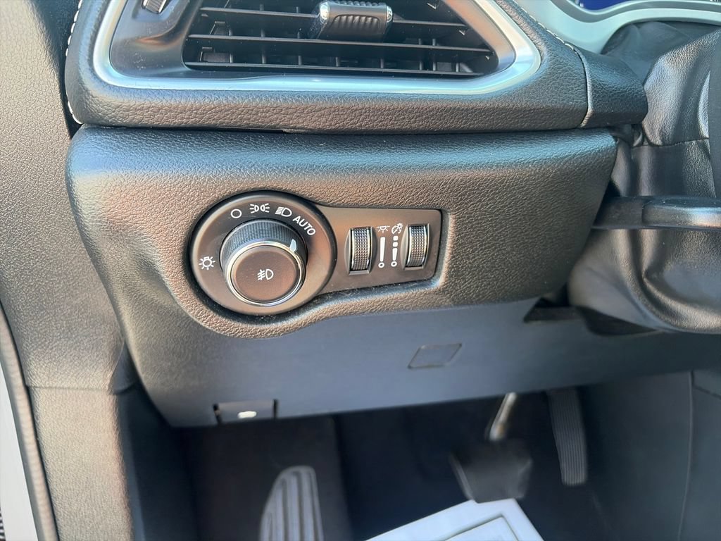 Used 2025 Chrysler Pacifica Limited FWD image 31