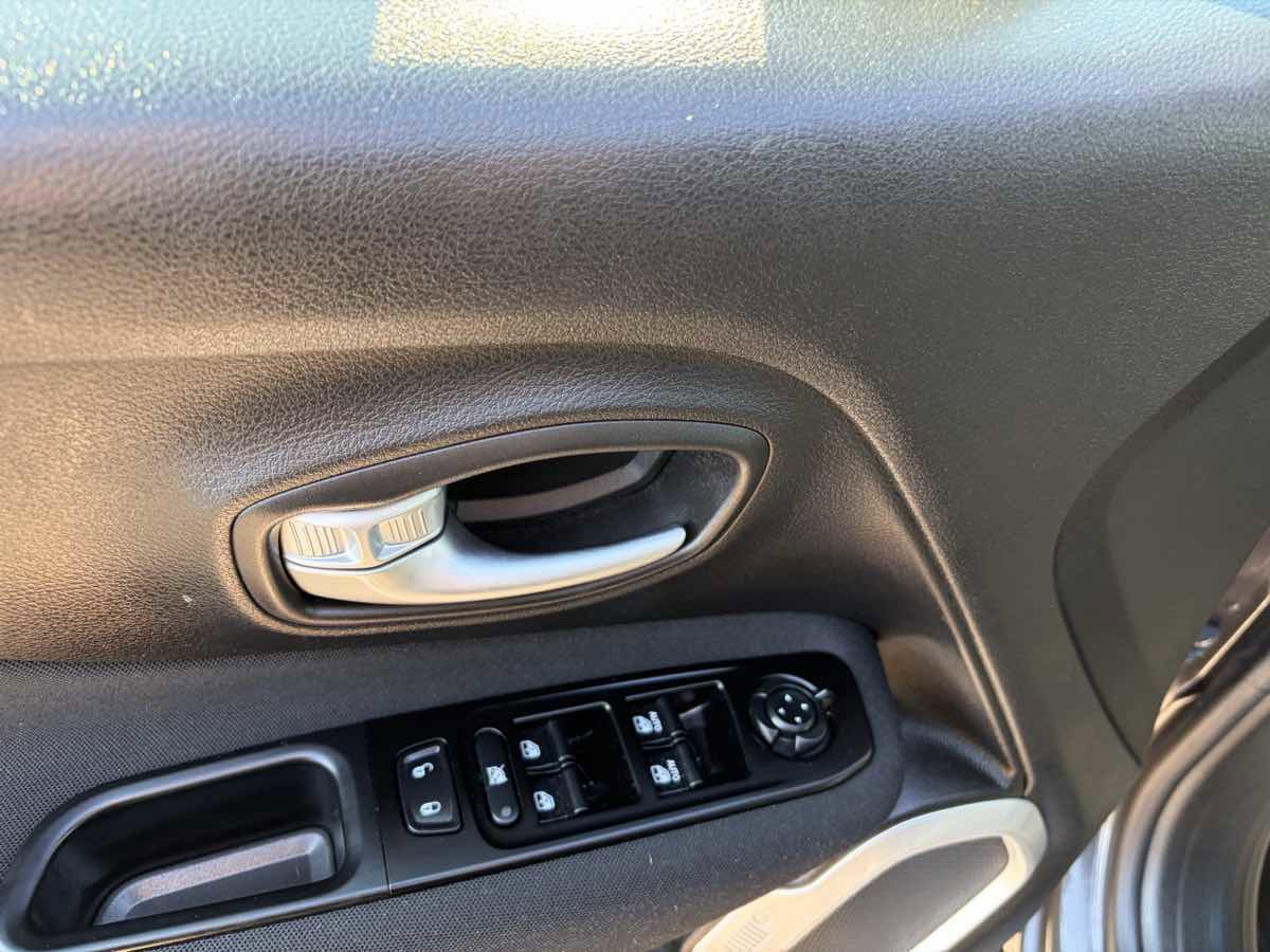 Used 2020 Jeep Renegade Latitude image 14