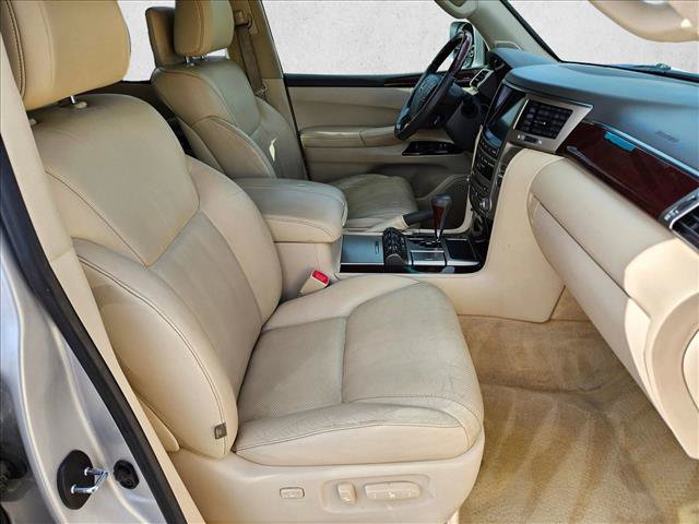 Used 2013 Lexus LX 570 4WD w/ Luxury Pkg w/Pre-crash image 26