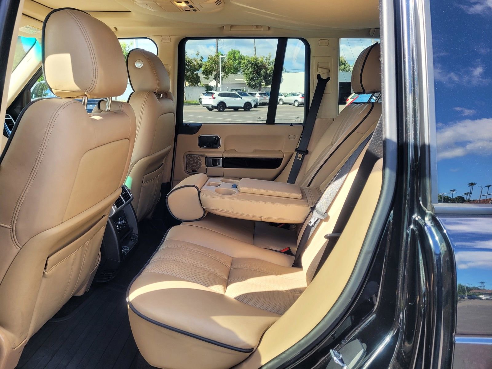 Used 2011 Land Rover Range Rover HSE LUX image 11