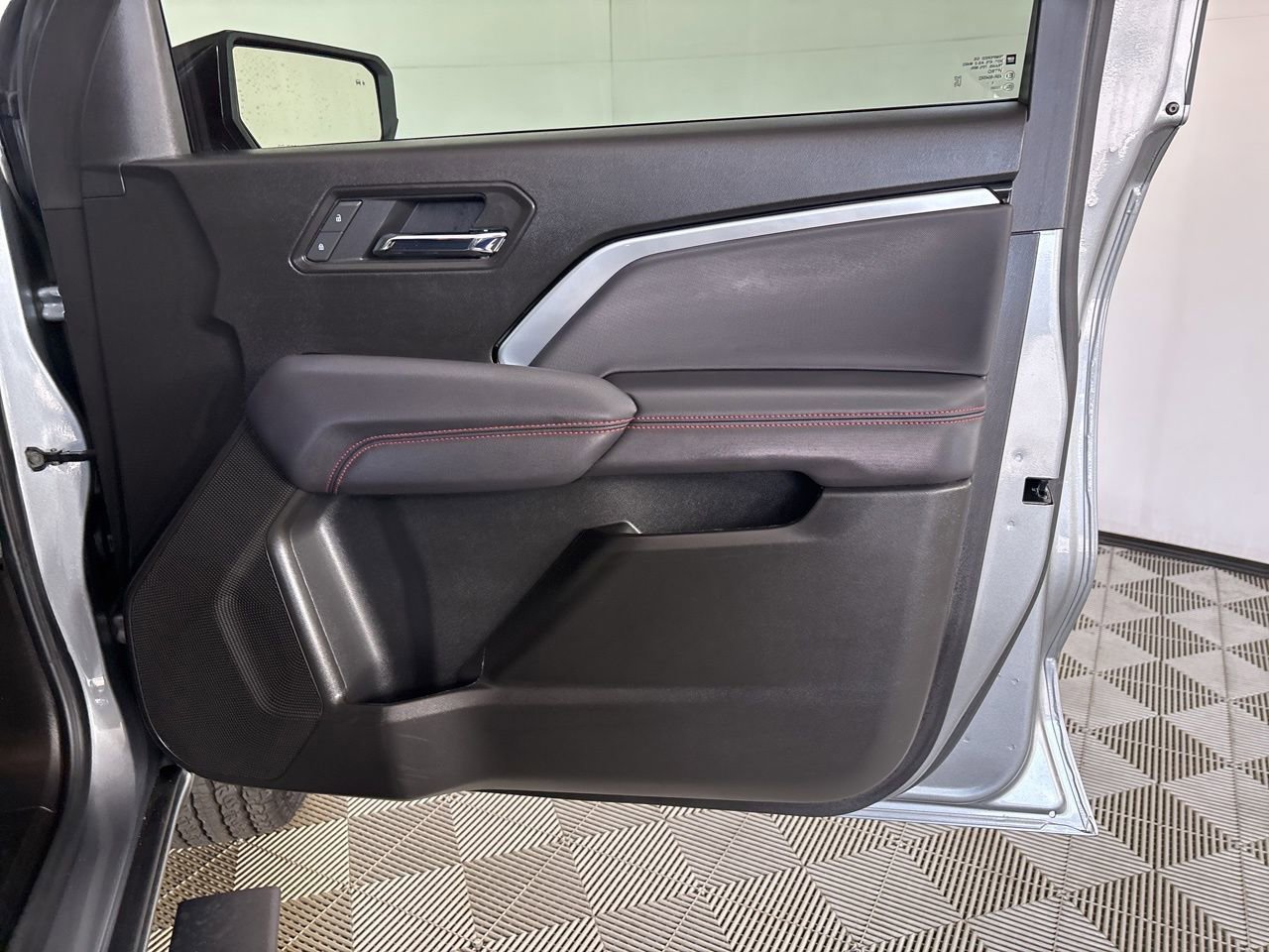 Used 2025 Chevrolet Colorado Z71 w/ Midnight Edition image 22