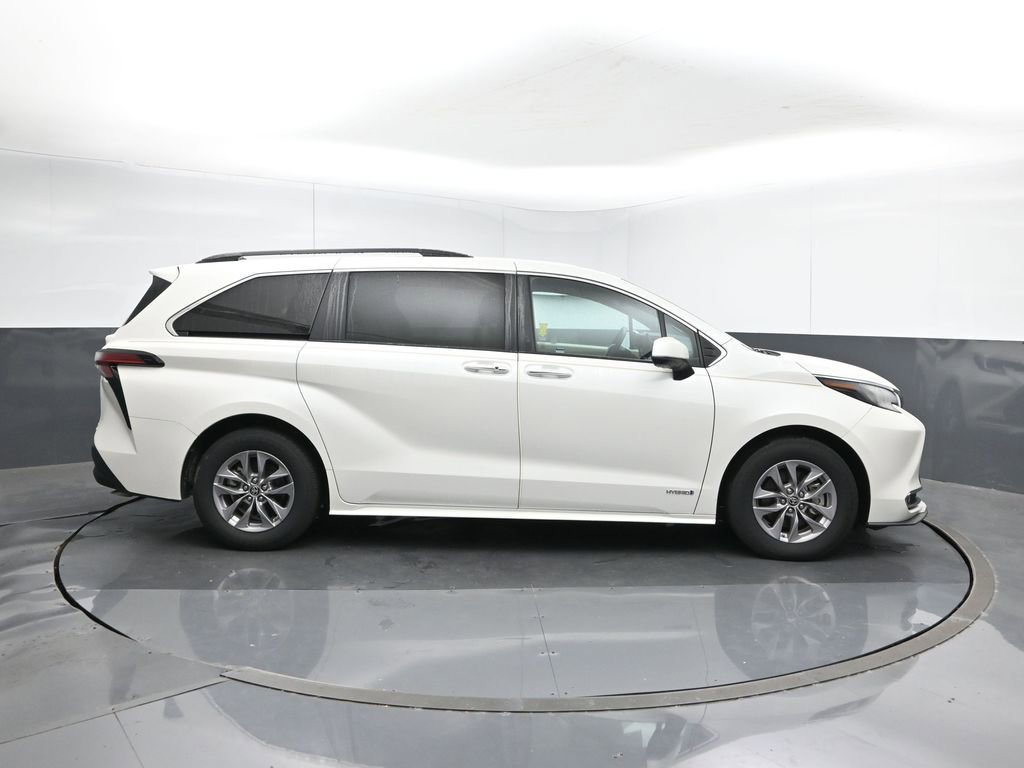Used 2021 Toyota Sienna XLE image 6