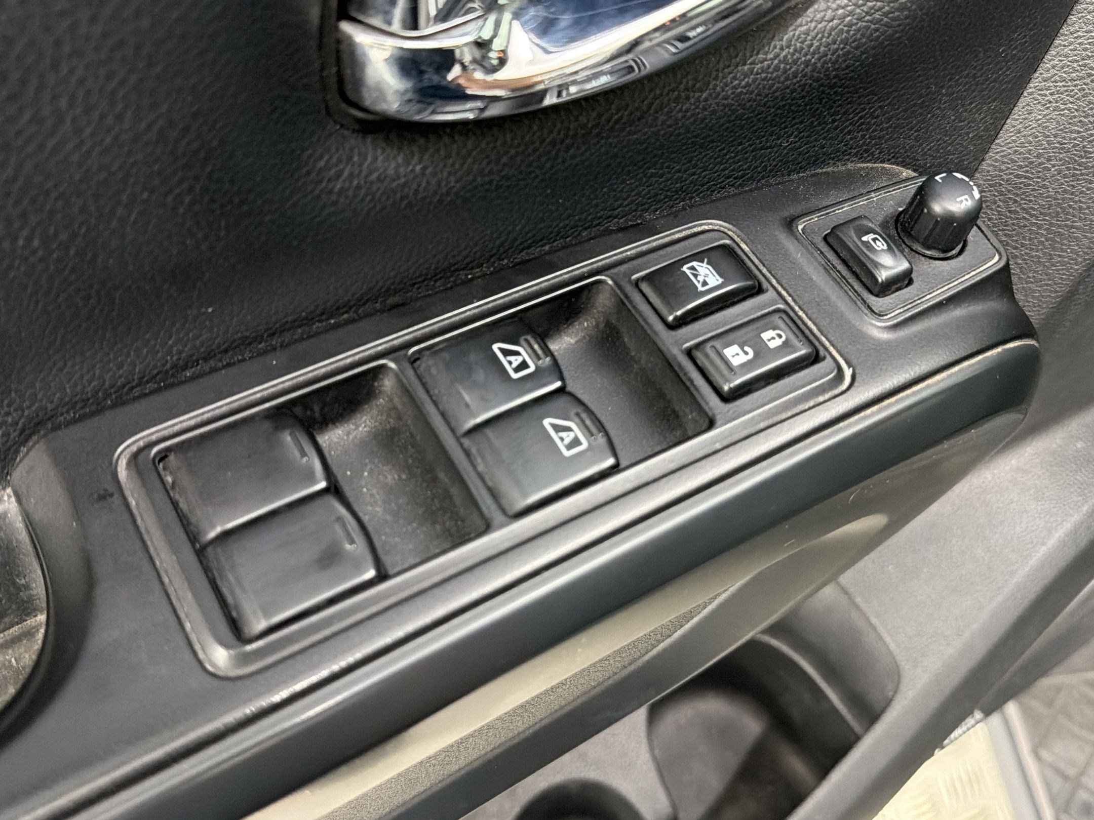 Used 2019 Nissan Titan SL w/ Midnight Edition AWD/4WD image 14