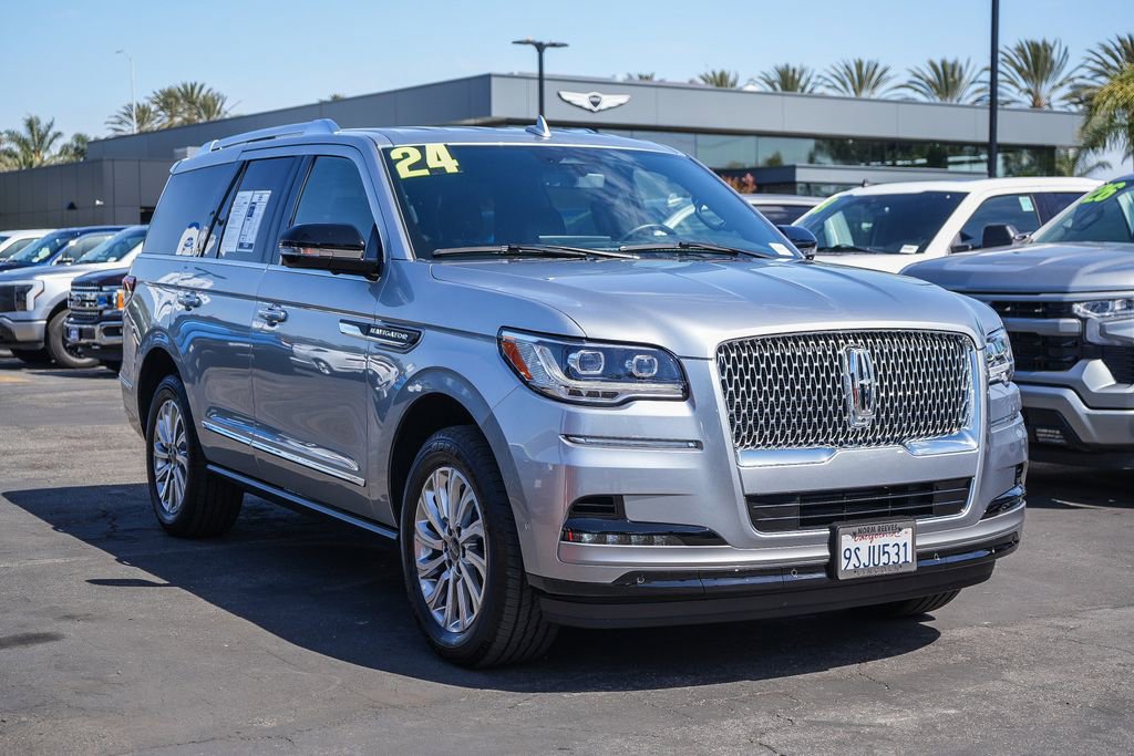 Used 2024 Lincoln Navigator Premiere AWD/4WD image 3