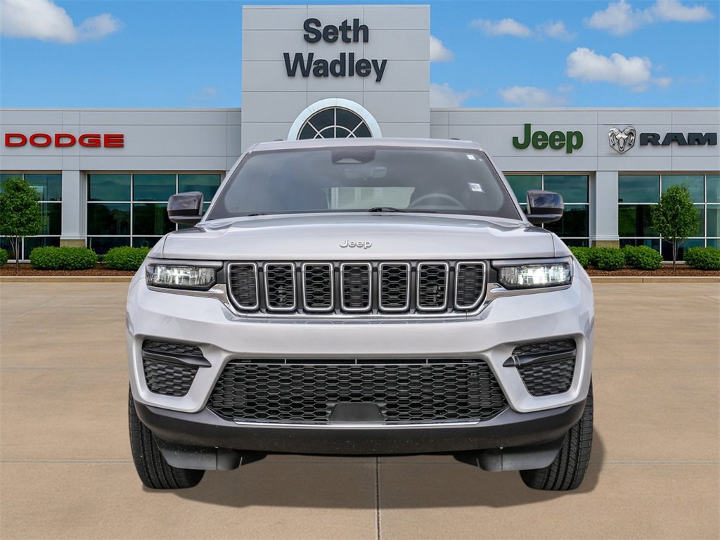 Used 2025 Jeep Grand Cherokee Laredo w/ Luxury Tech Group I image 2