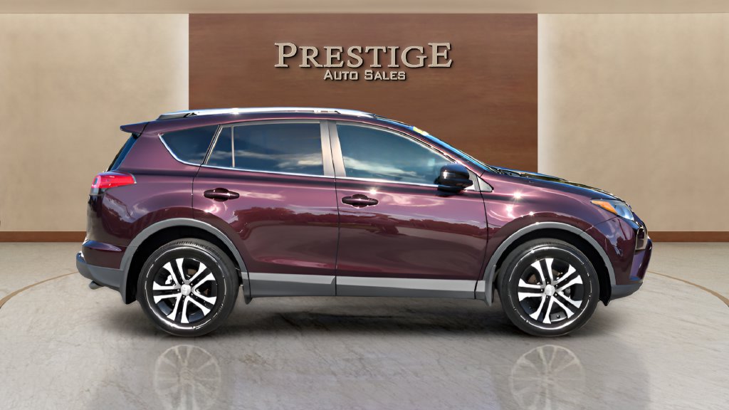 Used 2018 Toyota RAV4 LE FWD image 1