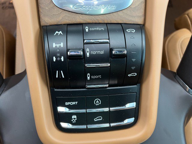 Used 2012 Porsche Cayenne Turbo AWD/4WD image 28
