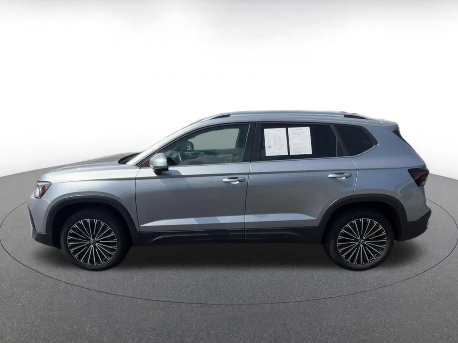 Used 2025 Volkswagen Taos SE FWD image 8