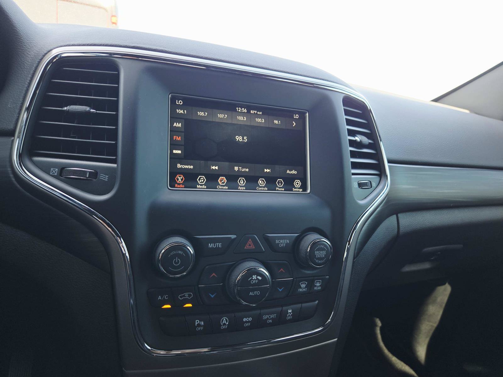 Used 2021 Jeep Grand Cherokee Laredo AWD/4WD image 26