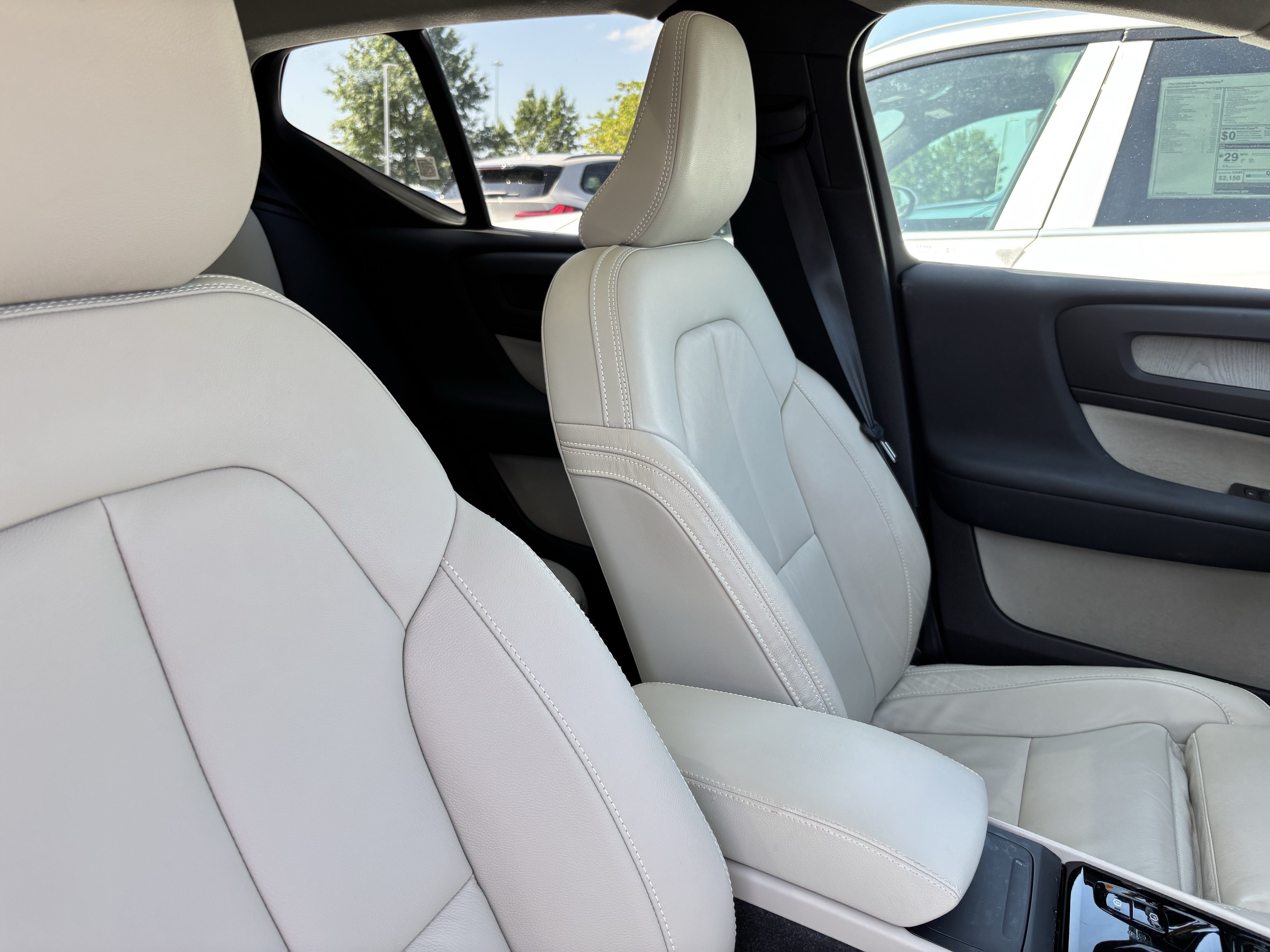 Used 2023 Volvo XC40 B5 Plus w/ Protection Package Premier AWD/4WD image 32