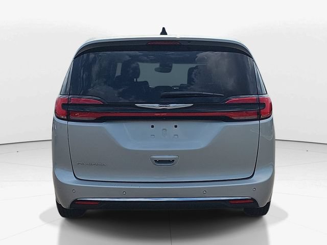 Used 2024 Chrysler Pacifica Touring-L FWD image 5