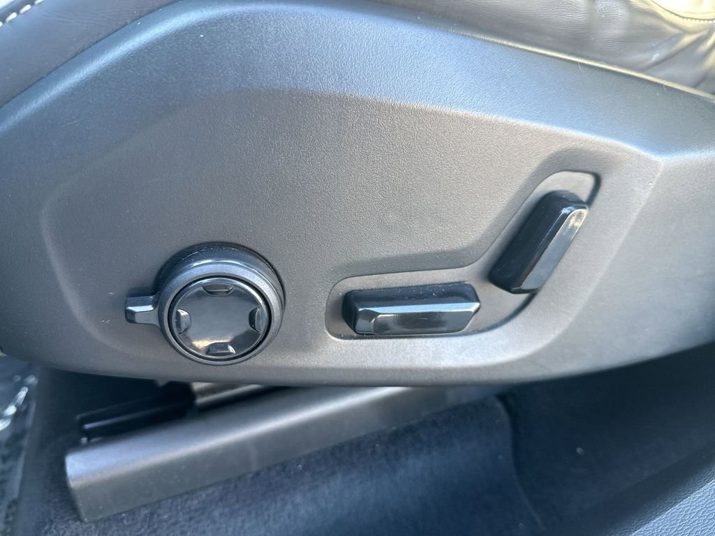 Used 2022 Volvo XC60 T8 R-Design w/ Advanced Package image 14