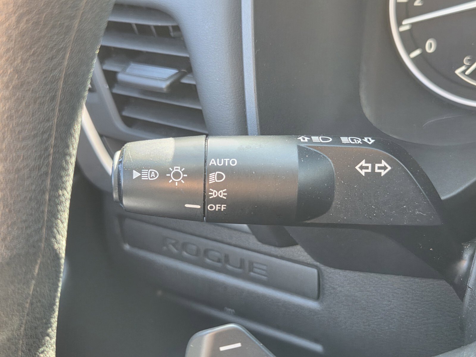 Used 2024 Nissan Rogue S image 27