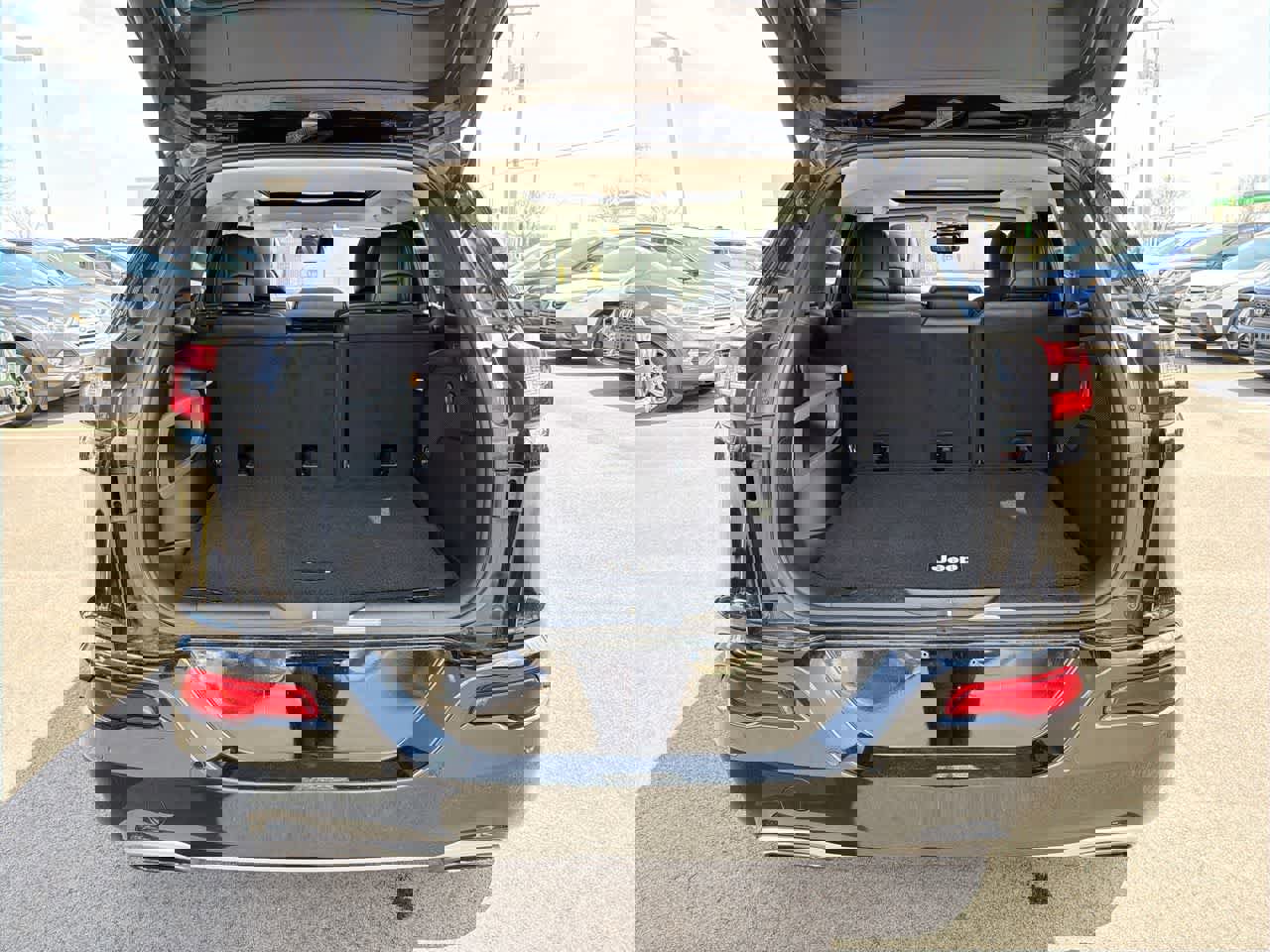 Used 2017 Jeep Cherokee Overland w/ Technology Group image 37