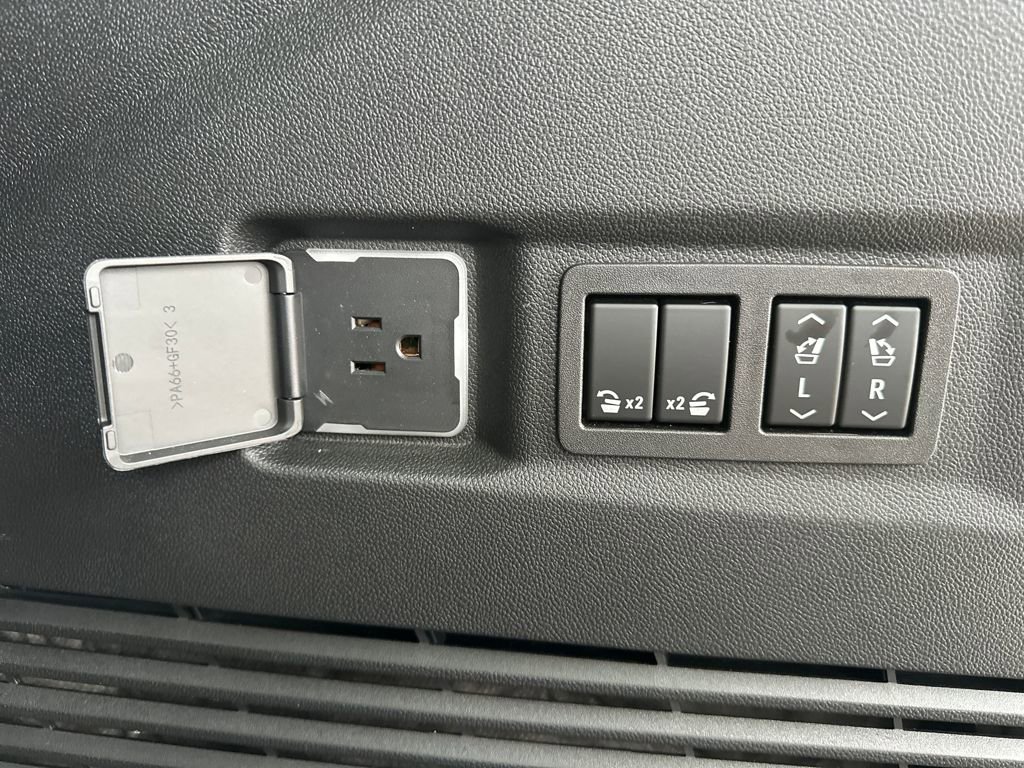 Used 2023 GMC Yukon SLT w/ SLT Luxury Package image 33