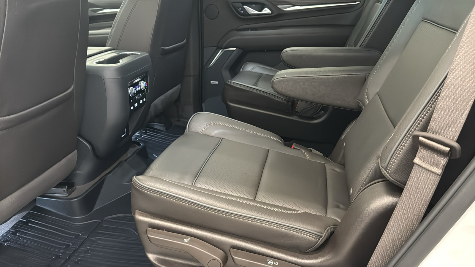 Used 2024 GMC Yukon Denali w/ Denali Reserve Package AWD/4WD image 30