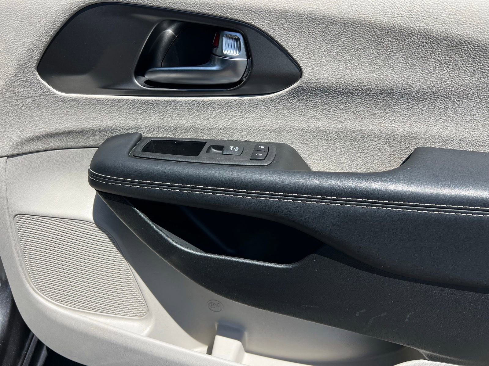 Used 2023 Chrysler Pacifica Touring-L image 59