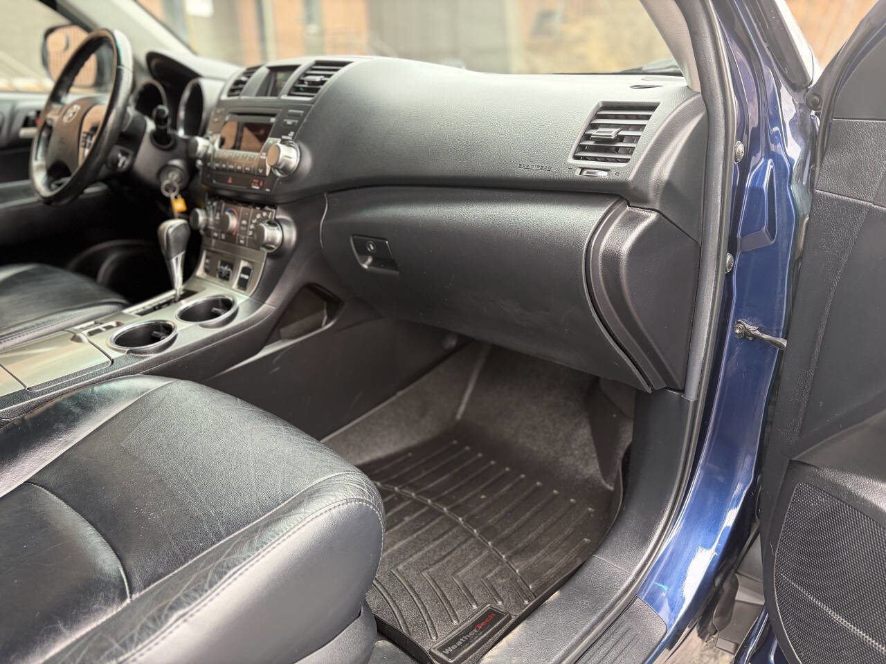 Used 2011 Toyota Highlander SE w/ Tow Pkg AWD/4WD image 10