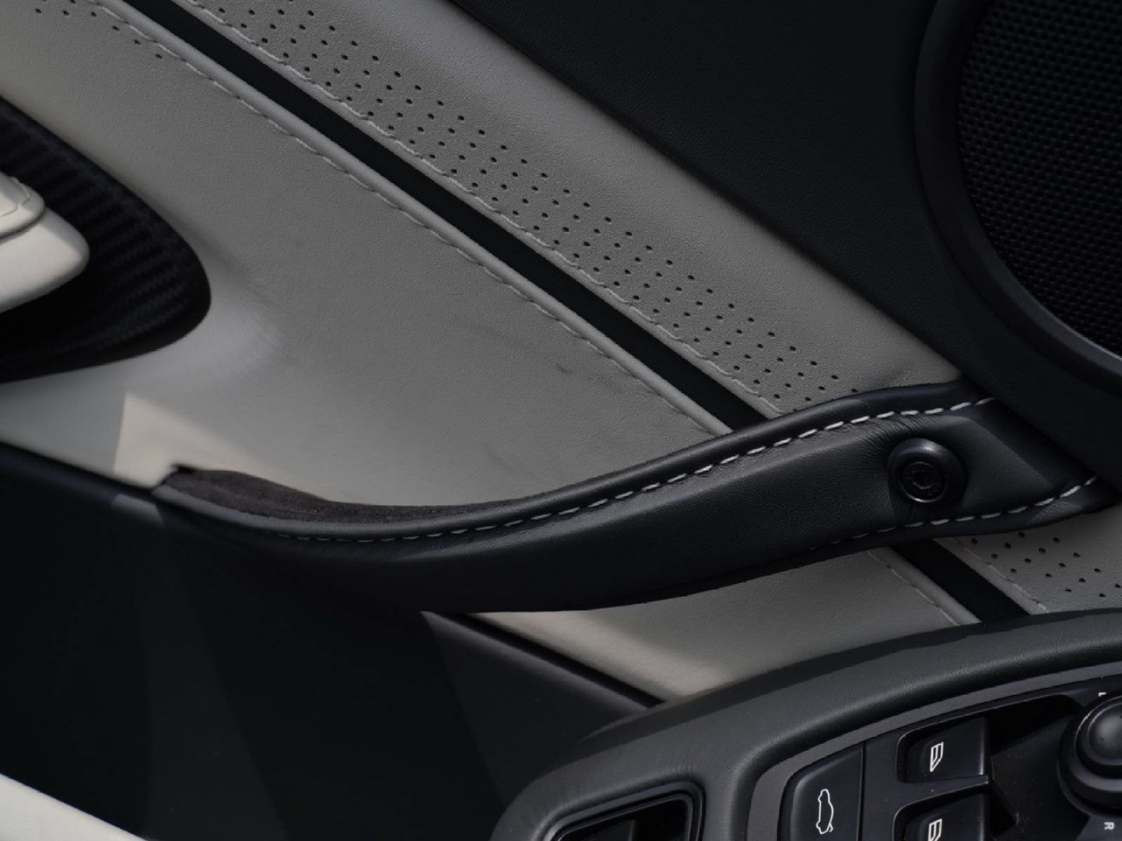 Used 2023 Aston Martin V8 Vantage Roadster RWD image 59