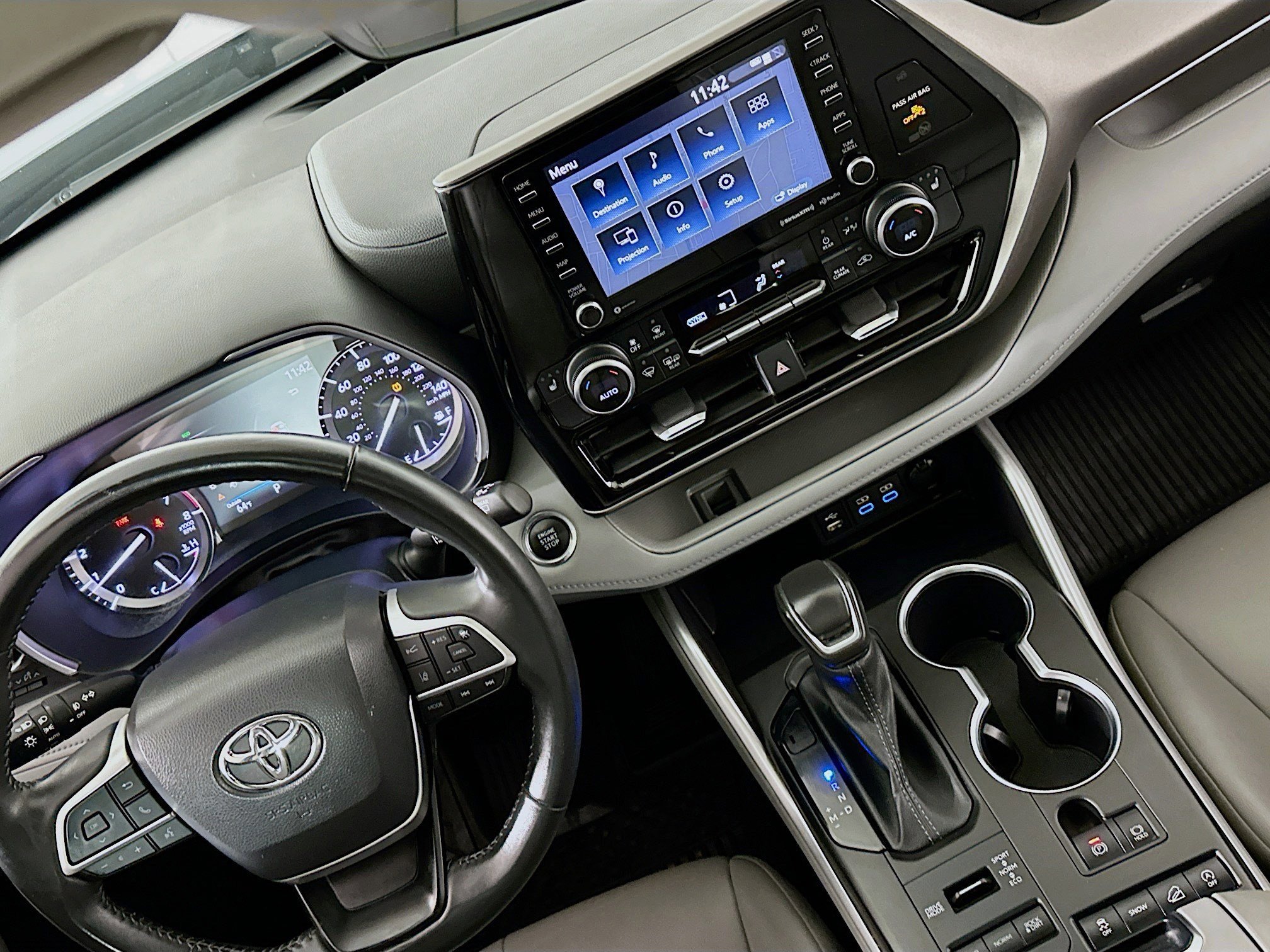 Used 2022 Toyota Highlander XLE AWD/4WD image 18
