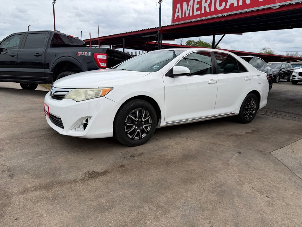 Used 2014 Toyota Camry LE image 12