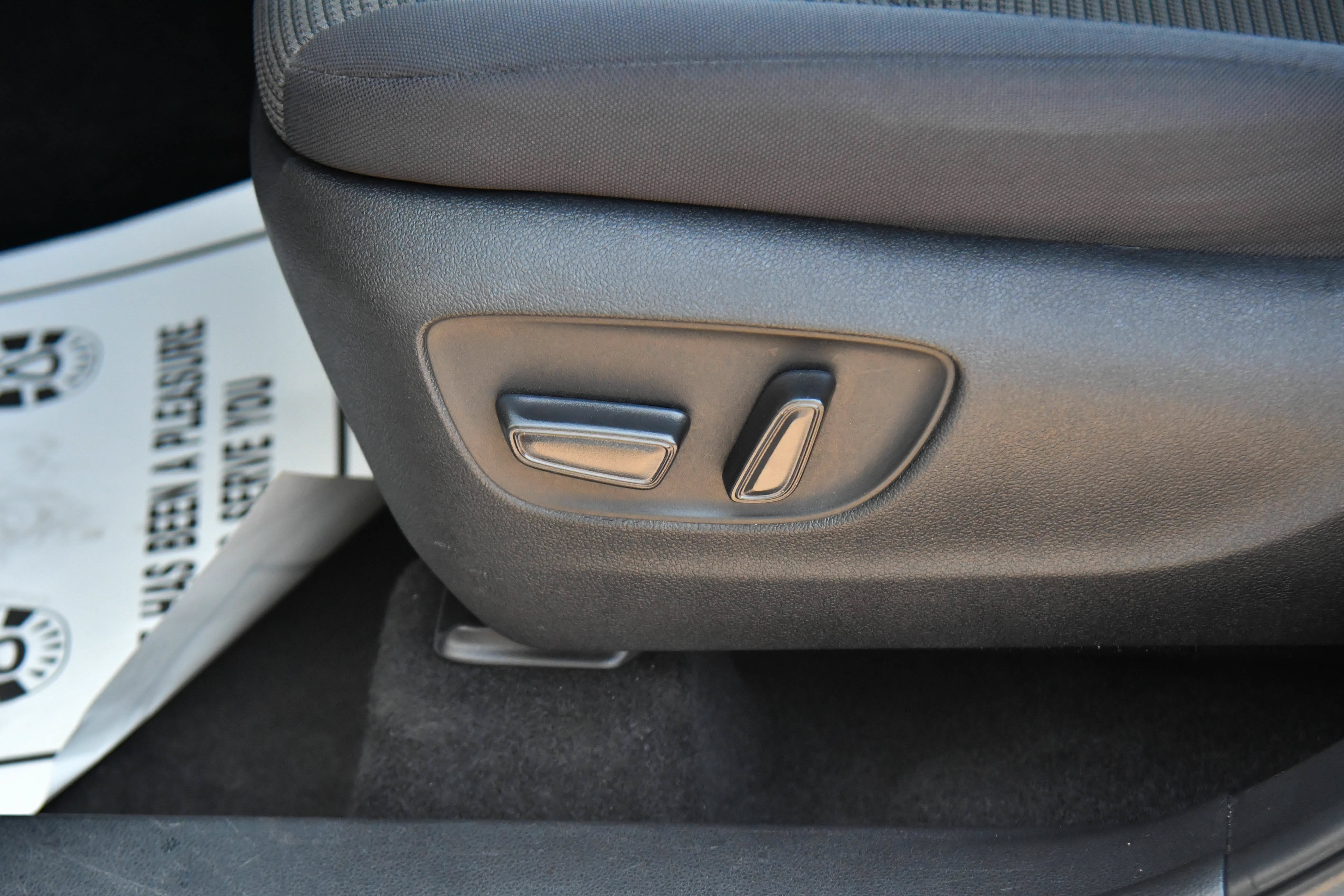 Used 2024 Toyota Highlander LE AWD/4WD image 17